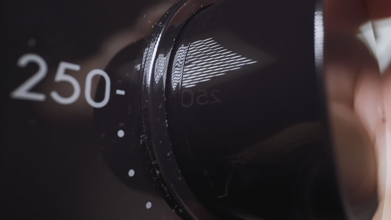 여자가 레버를 누르고 돌려 요리를 위한 최적의 모드를 선택합니다.