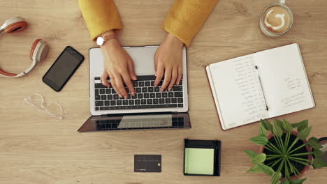 arriba, espacio de trabajo y manos escribiendo en una computadora portátil