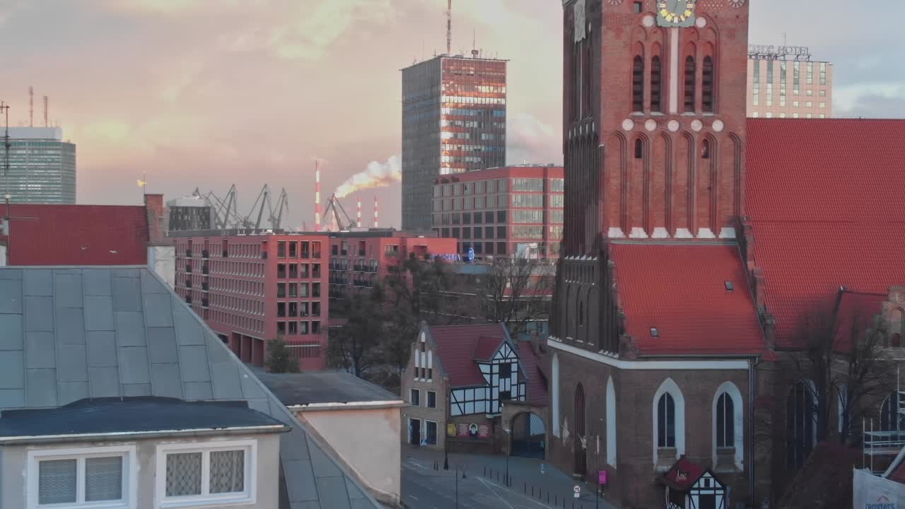 Obytné budovy v Gdaňsku s balkony a okny v Polsku