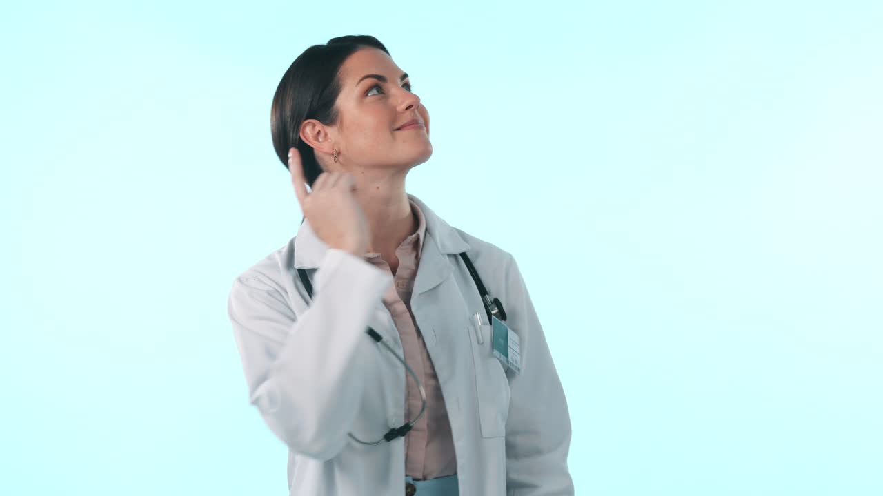 mujer de estudio, decisión y médico señalando