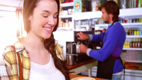 hermosa mujer sosteniendo una taza de café en el mostrador