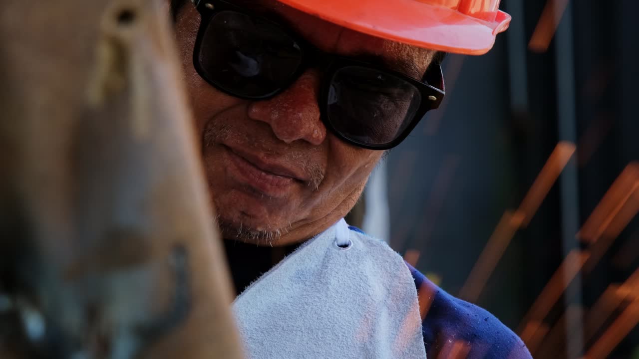 hombres profesionales que usan gafas de protección y guantes de construcción trabajan en el taller de casa con un molinillo angular. el metal de lijado hace chispas, primer plano