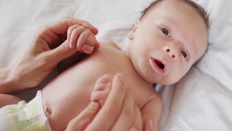 video de las manos de una madre caucásica cuidando a un bebé recién nacido
