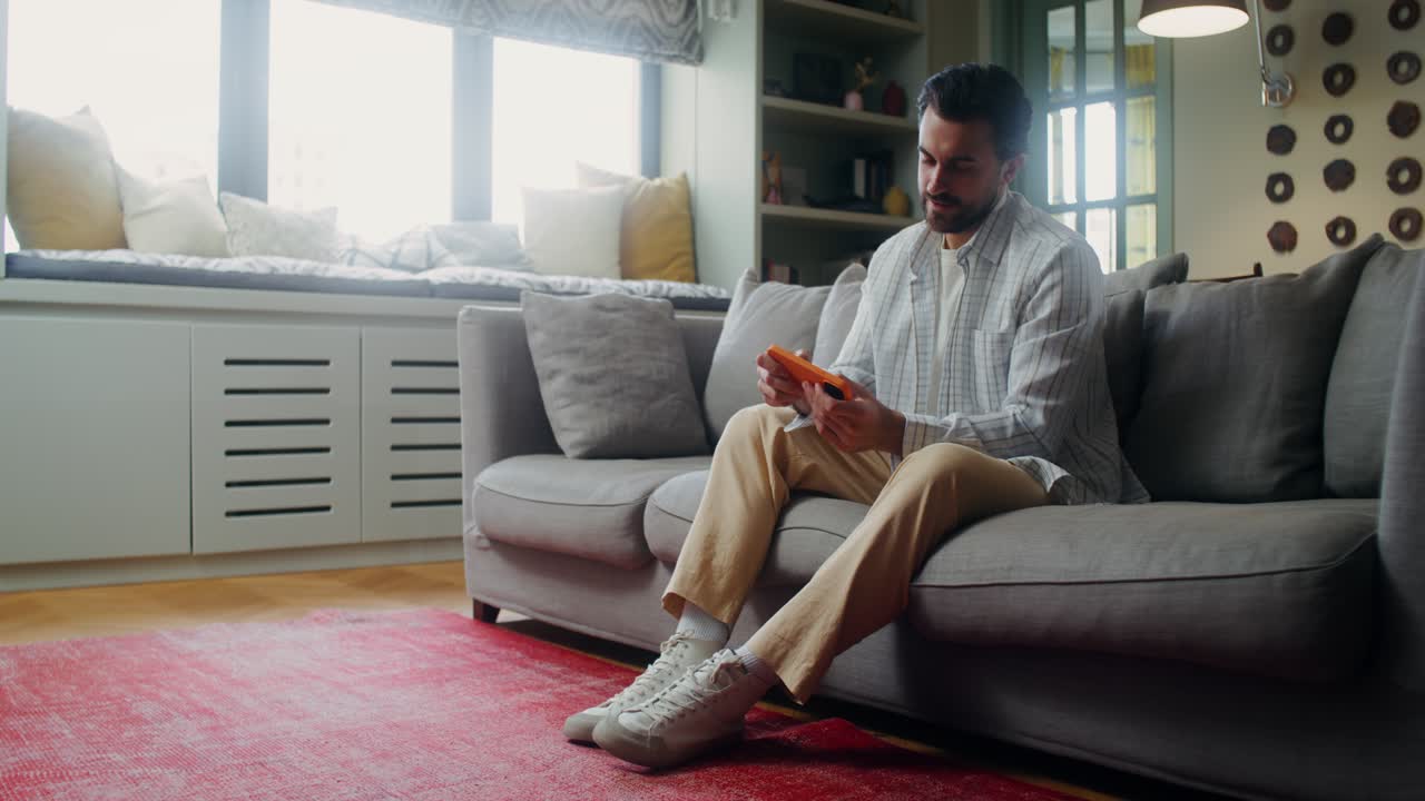 hombre relajándose en un sofá