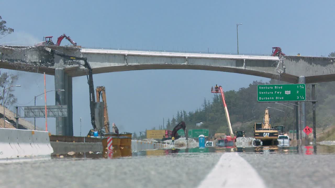 로스 앵글 1에서 405번 고속도로를 가로지르는 다리의 일부를 무너뜨리는 중장비의 넓은 시야
