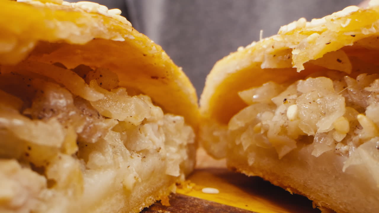 잘라진 채워진 페이스트리의 클로즈업