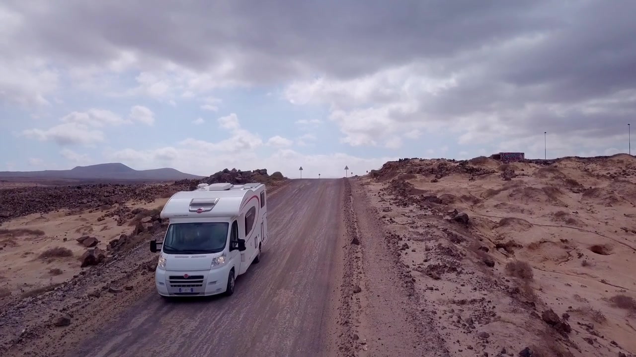 Impressionanti riprese con drone di un camper che attraversa montagne desertiche nel nord di Fuerteventura