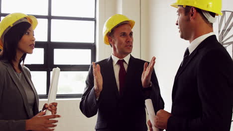 personas de negocios serias trabajando juntas mientras llevan casco