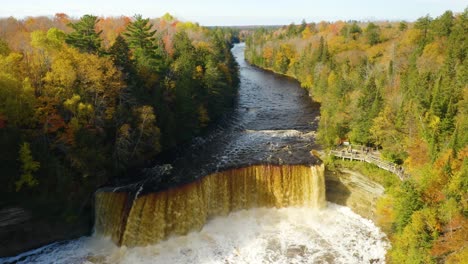 Luftiger,-Mächtiger-Wasserfall-Mit-Aussichtsplattform-Im-Herbstwald,-Sockel-Nach-Oben-Geneigt