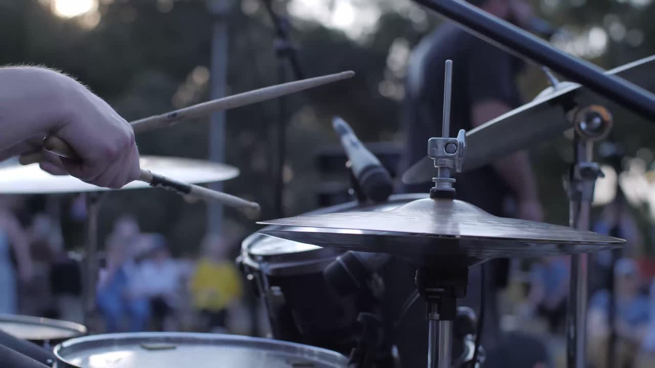 Batteria suonata per un concerto dal vivo al tramonto.
