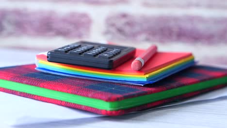 útiles escolares en una mesa de madera