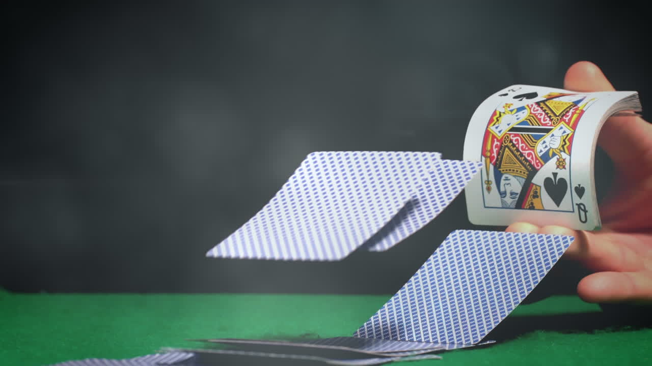 distribuidor distribuyendo cartas en la mesa de póquer verde con efectos de luz