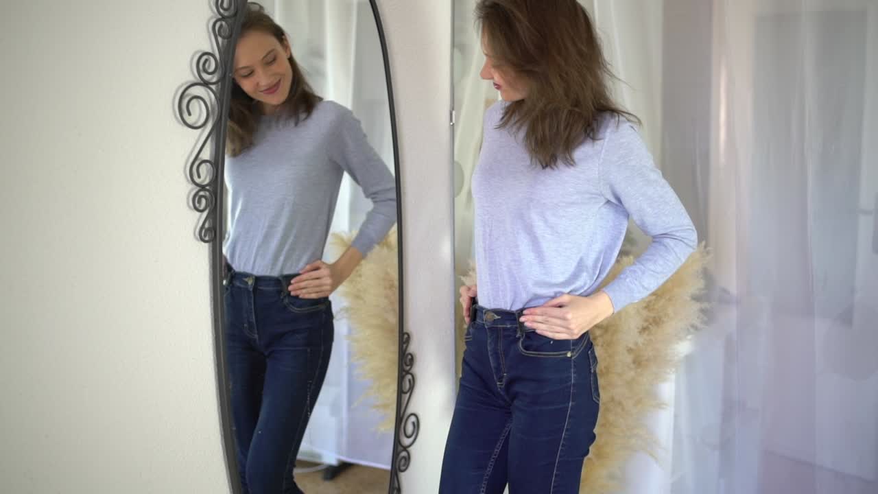 거울에 자신을 감탄하는 소녀