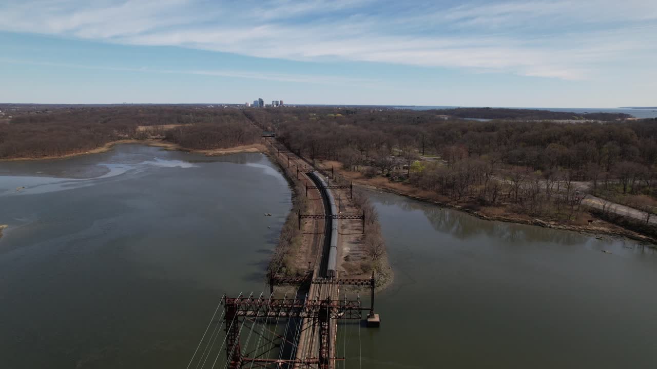 una vista aérea sobre las vías del tren, cruzando la bahía de pelham
