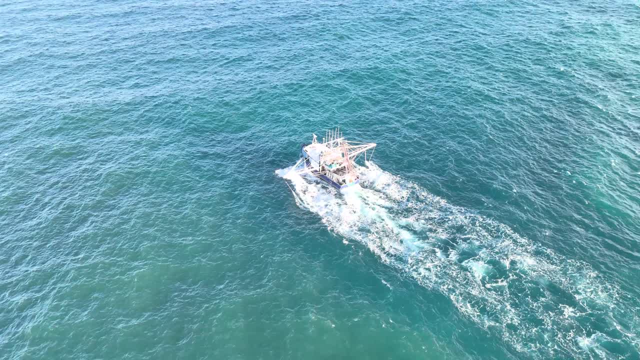 골드 코스트 해역에서 항해하는 어선