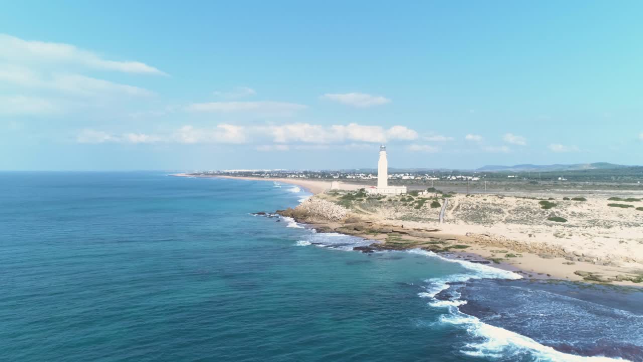 el faro de trafalgar parado al borde del acantilado en cádiz, españa