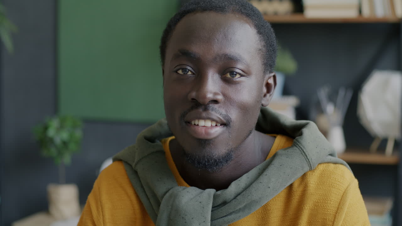 retrato de un joven sonriente
