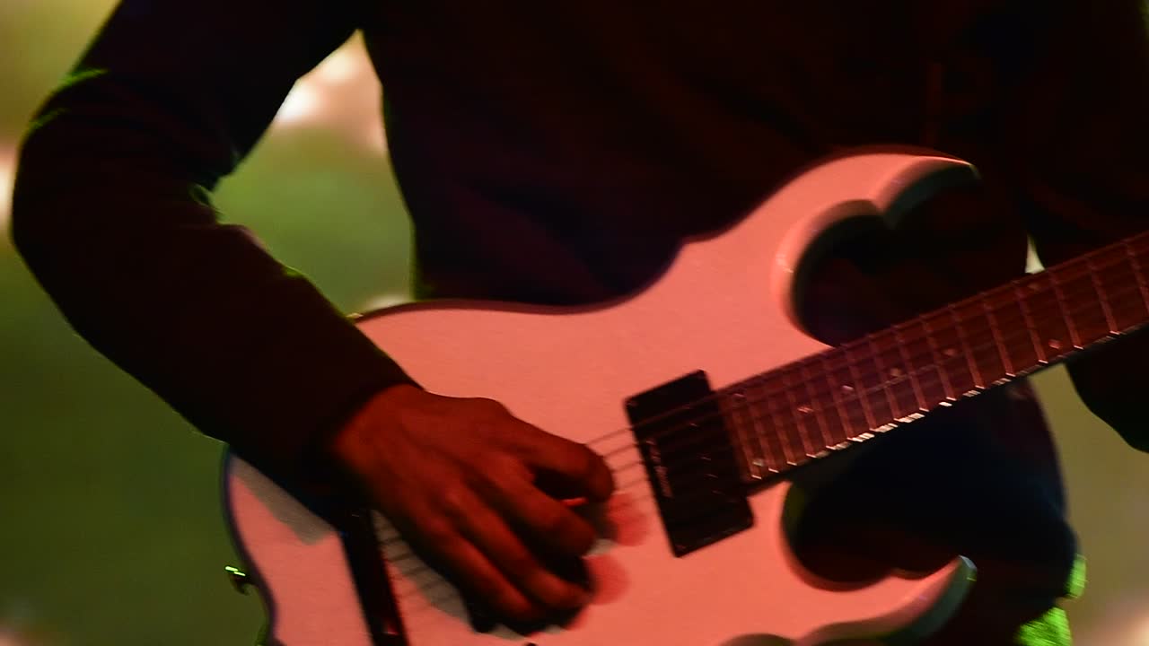 Chitarrista che suona la chitarra durante una festa universitaria di architettura in Kerala.