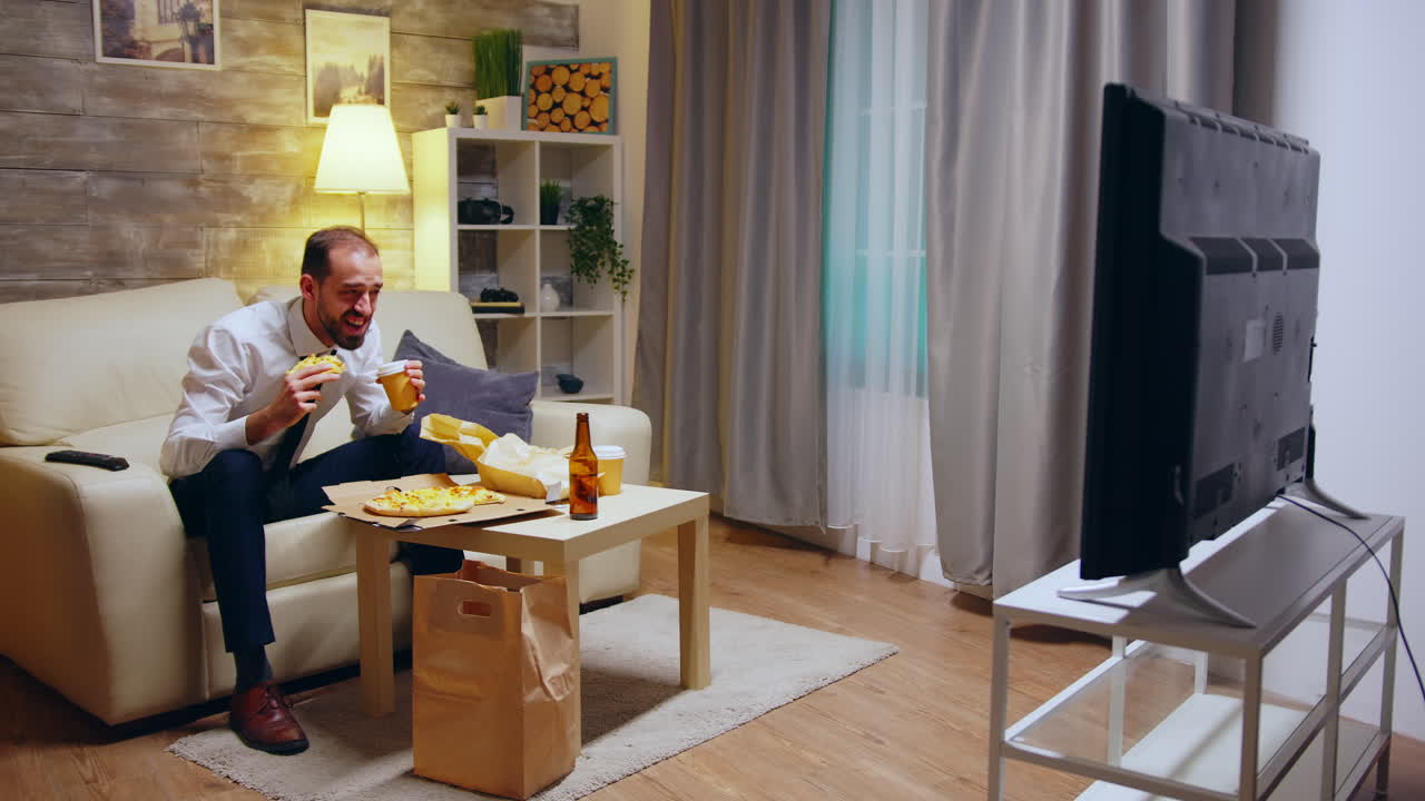 Businessman man with tie eating pizza and laughing