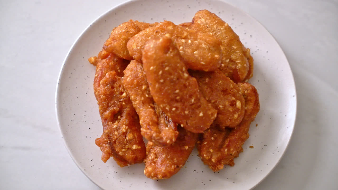 참깨 튀김 얇게 썬 감자 스틱 - 태국 음식 스타일