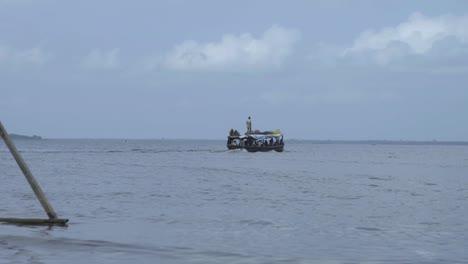 Barco-fluvial-en-movimiento-Nigeria