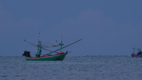 Fischerboote-In-Thailand-Warten-Mitten-Auf-Dem-Ozean-Darauf,-Dass-Es-Dunkel-Wird,-Damit-Sie-Ihre-Grünen-Lichter-Einschalten-Und-Anfangen-Können,-Garnelen-Zu-Fischen-Und-Zu-Schleppen