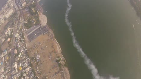 Raro:-Imágenes-Aire-aire-únicas-De-Un-Avión-Acrobático-Que-Realiza-Acrobacias-Aéreas:-Exhibición-Aérea-Pública-En-La-Orilla-Del-Río.