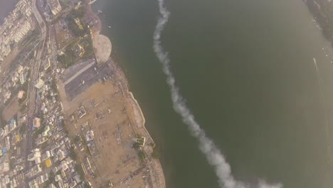 raro: imágenes aire-aire únicas de un avión acrobático que realiza acrobacias aéreas: exhibición aérea pública en la orilla del río.