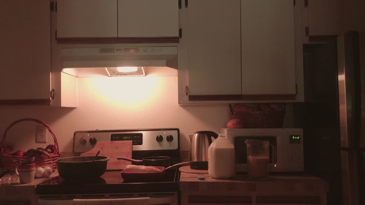 빈 클래식 미국 스타일의 부, 아침 식사를 준비하고 스토브에 는 물