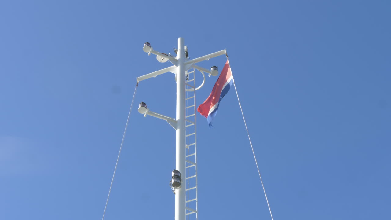 화창한 날 돛대 위에서 흔들리는 노르웨이 페리 깃발, 느린 동작