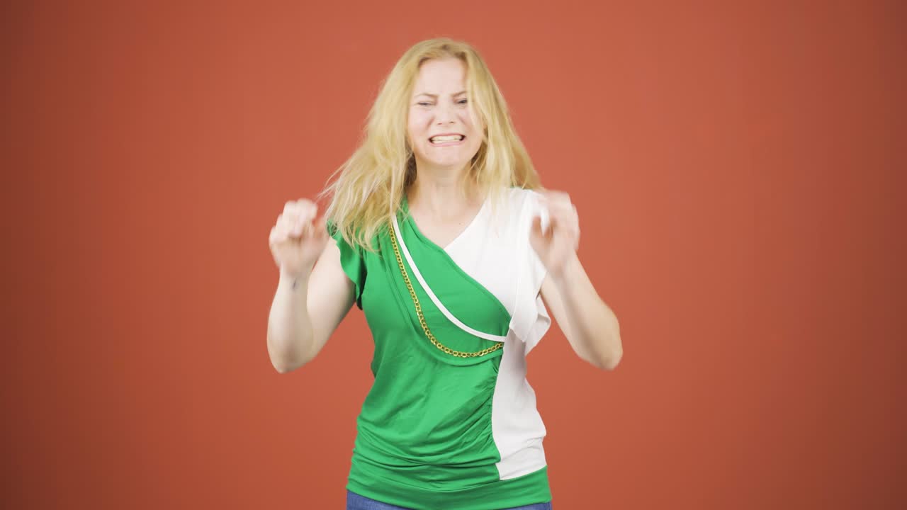 una donna che ha un esaurimento nervoso davanti alla telecamera.