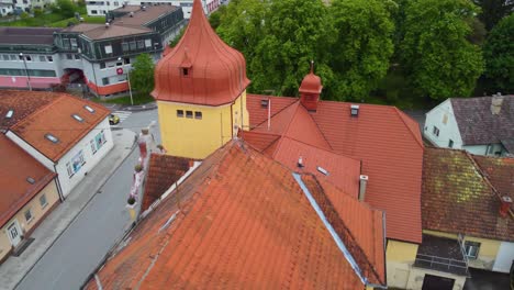 Antiguo-Castillo-Histórico-De-Laubegg-En-La-Pequeña-Ciudad-De-Leibnitz-En-Austria,-Vista-Aérea-Cercana