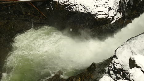 Blick-Hinunter-Auf-Einen-Mächtigen-Wasserfall-Im-Schnee