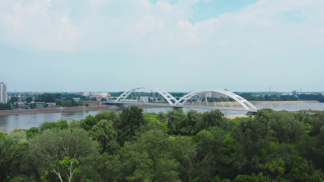 도시 풍경 에 있는 강 을 가로지르는 현대적 인 다리