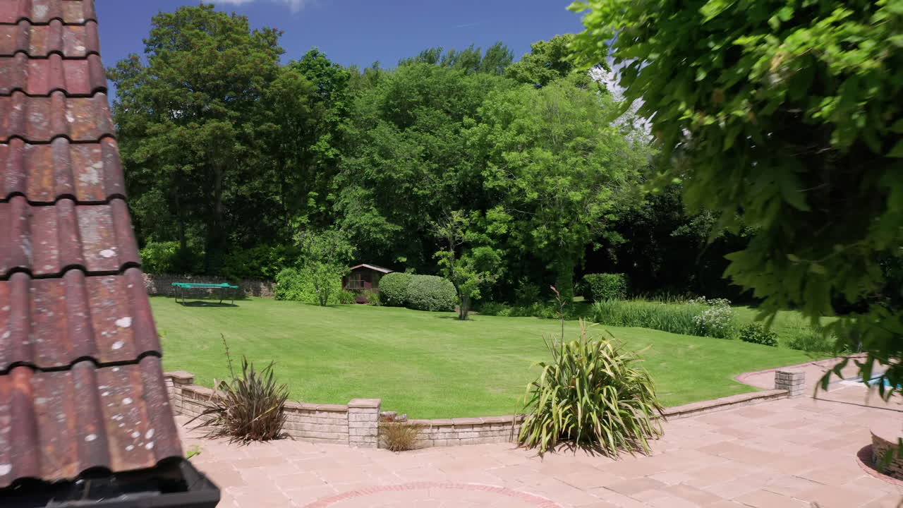 revelación aérea de un gran jardín a través de una puerta de hierro