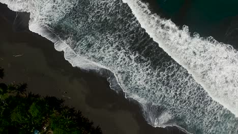 Impresionante-Toma-De-Drones,-Olas-Aplastantes,-Playa-De-Arena-Negra,-Playa-Hermosa,-Costa-Rica-Full-Hd