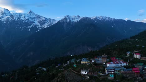 una toma aérea de un dron que muestra los cambiantes tonos del paisaje de kalpa con kinner kailash al atardecer.