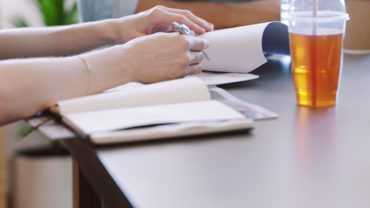manos de una mujer de negocios escribiendo en un cuaderno