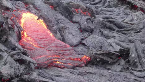 flujo de lava de la erupción del volcán fagradalsfjall durante las nevadas en invierno en la península de reykjanes, en el sur de islandia