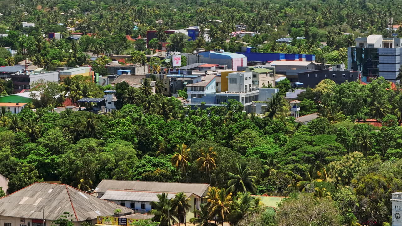 마타라 스리랑카 aerial v4 클로즈업 촬영 드론 플라이오버 누페 타운, 풍부한 열대 초록색으로 둘러싸인 kadeweediya 동부 동네의 지역 도시 풍경을 포착 - mavic 3 cine - 2023 년 4 월