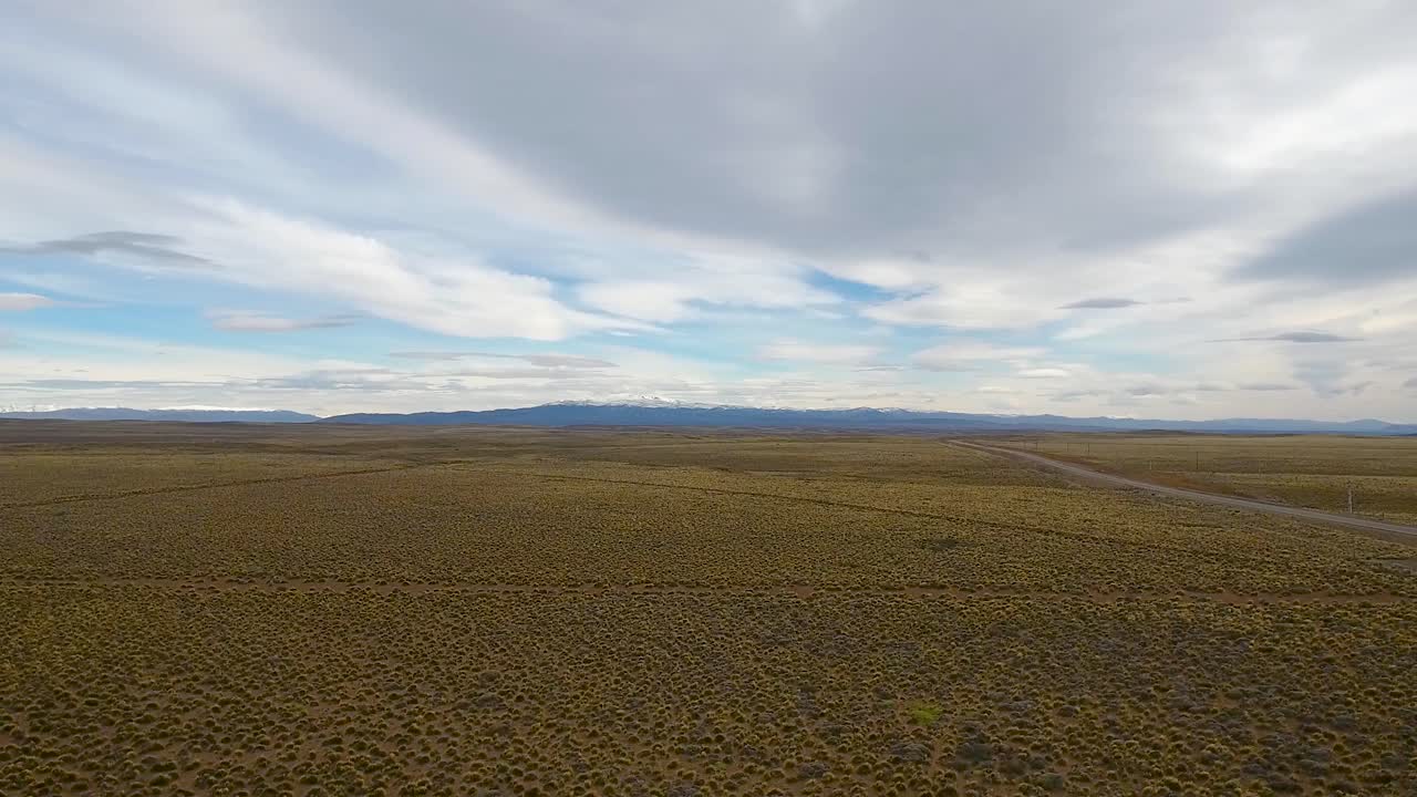 Luftfoto af rute 40, Patagoniens landskab og Andesbjergene nær Bolsón, Argentina