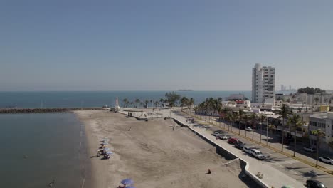 Vista-Aérea-De-Las-Playas-De-Veracruz-Con-Turistas-Disfrutando-De-Las-Aguas-Cristalinas