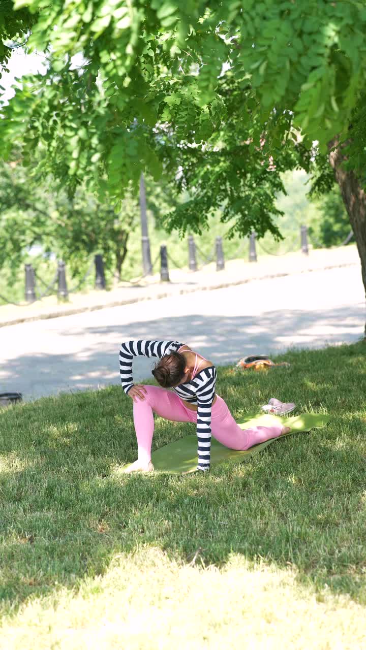 mujer practicando yoga al aire libre en un parque