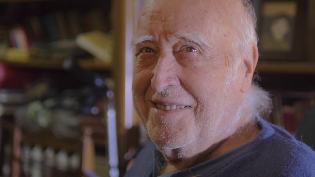 Celebrazione della Festa del Papà. Ritratto per la Festa del Papà di un padre e un nonno sorridenti. Uomo anziano in soggiorno al rallentatore. Concetto di realizzazione, famiglia, connessione, genitorialità