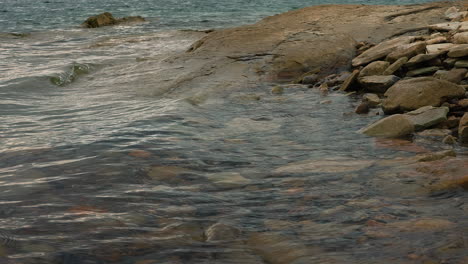 las olas golpean suavemente sobre las rocas en la costa