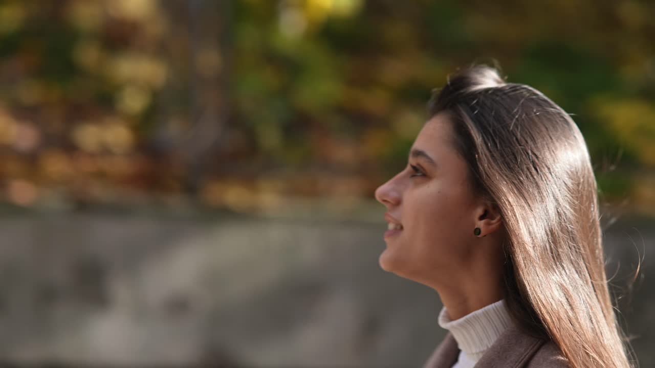 Mujer joven en el parque de otoño