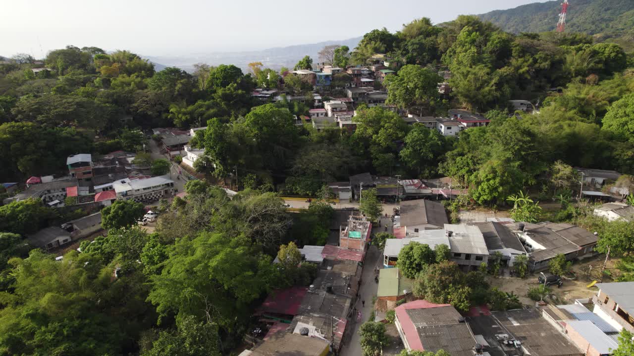 minca, colombia, mostrando un pueblo verde y exuberante rodeado de montañas, vista aérea