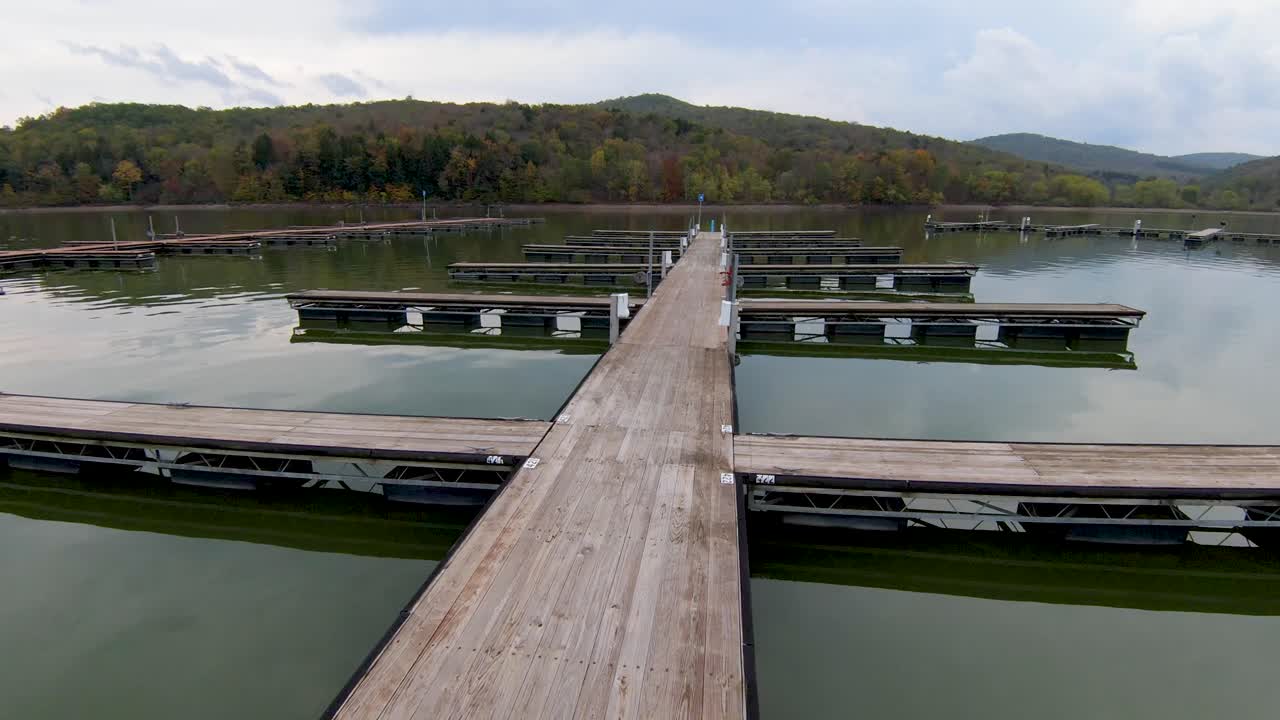 antena de muelle en las montañas de otoño
