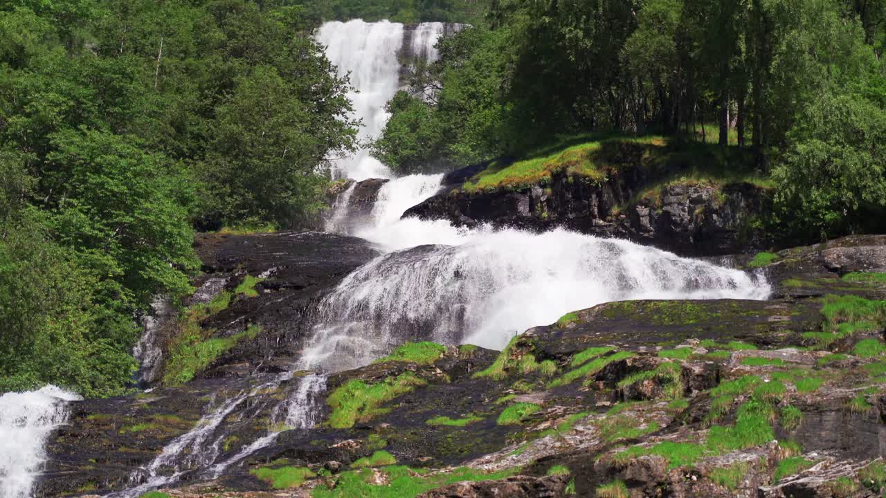 una hermosa cascada en el fiordo de geiranger, noruega