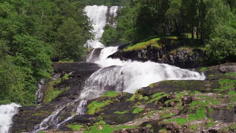 Una-Hermosa-Cascada-En-El-Fiordo-De-Geiranger,-Noruega